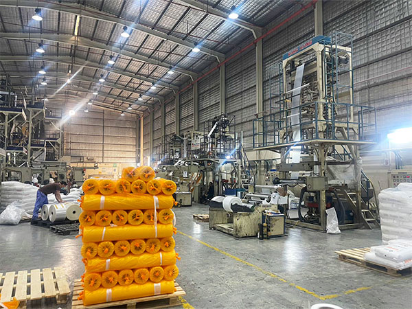 فريق Kunghsing يزور عميلاً في قطر؛ قام مهندسونا بتقديم تدريب متخصص بجدية. في مصنع العميل، لا تزال آلة نفخ الأغشية العاملة منذ 23 عاماً تواصل الإنتاج له.